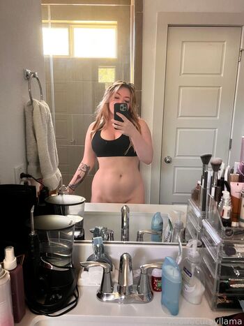 Full leaked Curvyllama private onlyfans photo