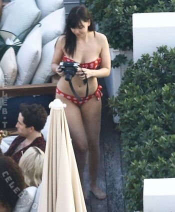 Daisy Lowe