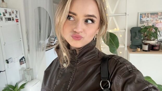 Full leaked Easyemi private onlyfans photo