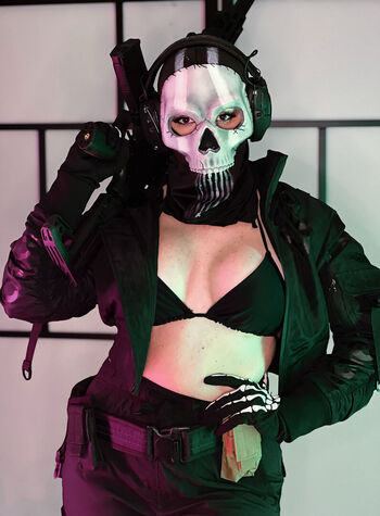 Ezy Summers Cosplay