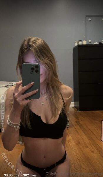 Full leaked Felicity smoak private onlyfans photo