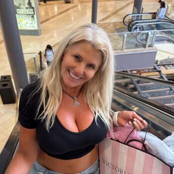 Full leaked Lisamgreer private onlyfans photo