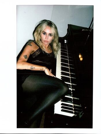 Full leaked Miley cyrus private onlyfans photo