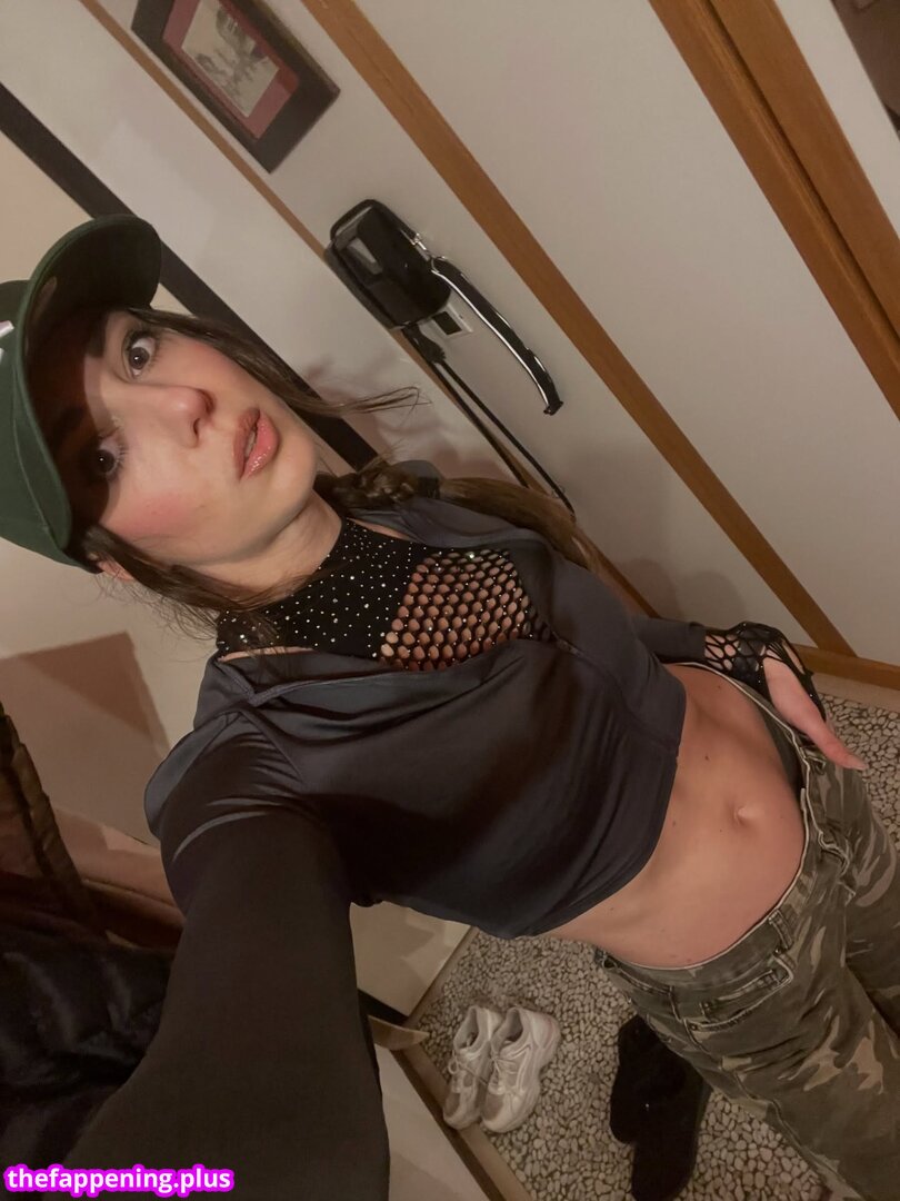 ninamissfit.model