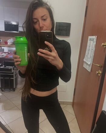 ninamissfit.model