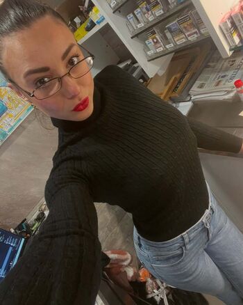 ninamissfit.model