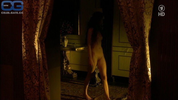 Saffron Burrows